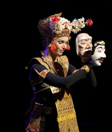 Op Bali geinspireerde maskerdans, choreografie en dans: Aafke de Jong, muziek: Wouter Muller, gedicht: G.J. Resink i.o.d. de Stichting Indisch Erfgoed