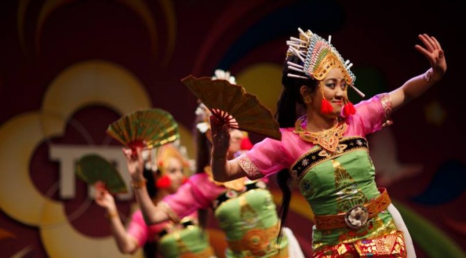 Kembang Girang – dans van de vrolijk gekleurde bloemen