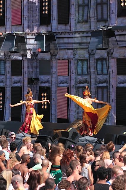 DwiBhumi danst Cendrawasih tijdens Emporium 2012