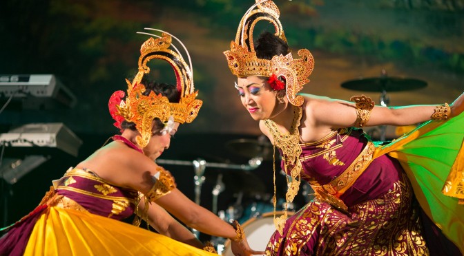 Zaterdag 19 maart Balinese dans van DwiBhumi tijdens Hindoestaans Lentefeest in Den Haag