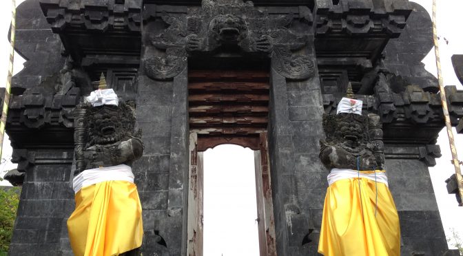 DwiBhumi danst tijdens Saraswati-dag in Balinese tempel in Belgie